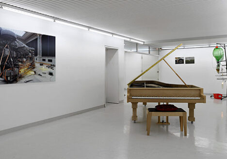 Alexander Laner 230 CE 2007 digitalt C-print 111 x 148 cm edition 1/3 (+1a.pr.) Documentation of the restoration of a golden Mercedes in the aula at the Academie der bildenden Künste München performed in 2004. Alexander Laner Grand Piano 2007 pre-fab materials dimensions approx. height 100, length 250 cm Alexander Laner Weinkühler 2005 refrigerating device, steel, glass container, white vine dimensions approx. height 200 cm, diameter 100 cm Mit Leichtem Gepäck. Galleri Tom Christoffersen (In situ)