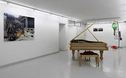 Alexander Laner 230 CE 2007 digitalt C-print 111 x 148 cm edition 1/3 (+1a.pr.) Documentation of the restoration of a golden Mercedes in the aula at the Academie der bildenden Künste München performed in 2004. Alexander Laner Grand Piano 2007 pre-fab materials dimensions approx. height 100, length 250 cm Alexander Laner Weinkühler 2005 refrigerating device, steel, glass container, white vine dimensions approx. height 200 cm, diameter 100 cm Mit Leichtem Gepäck. Galleri Tom Christoffersen (In situ)