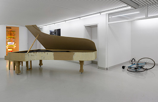 Alexander Laner Viva Las Vegas 2008 mixed media (light installation) dimensions approx. height 250 cm, diameter 100 cm Alexander Laner Grand Piano 2007 pre-fab materials dimensions approx. height 100, length 250 cm Alexander Laner La Traviata. 2005 bicycle transformer, pick up, single record, 40 x 170 x 105 cm Mit Leichtem Gepäck. Galleri Tom Christoffersen (In situ)