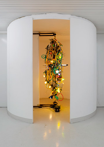 Alexander Laner Viva Las Vegas 2008 mixed media (light installation) dimensions approx. height 250 cm, diameter 100 cm Mit Leichtem Gepäck. Galleri Tom Christoffersen (In situ)