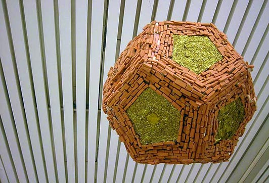 Jesper Dalgaard Første uge i den 4. måned: det er her vi holder Ceremonien som i folkemunde går under betegnelsen "rejsen til solens indre" 2003-200 mixed media, installation