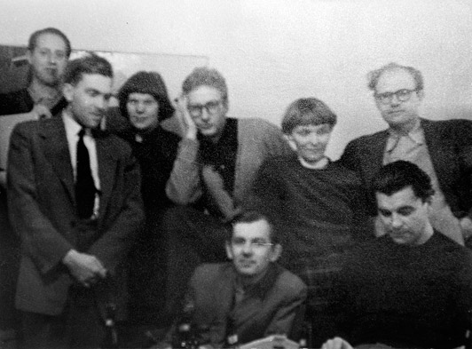 Niels Malcholm, Preben Hornung, Grete Aagaard, Gunnar Aagaard Andersen, Albert Mertz, Ely Gross, Helge Jacobsen and Søren Georg Jensen during an artists' meeting at the home of Ib Geertsen in Rødovre 1952.