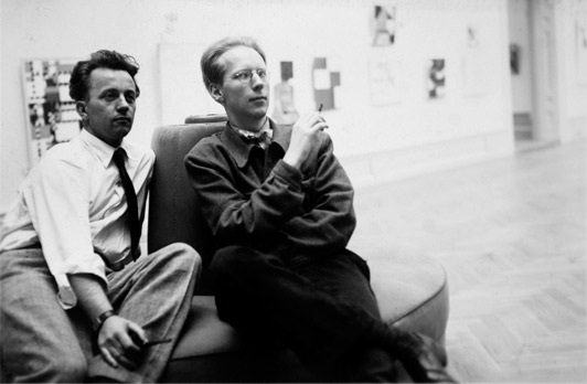 Ib Geertsen during a Linien exhibition in 1950 at Lund University, Sweden. Photo: Richard Winther.