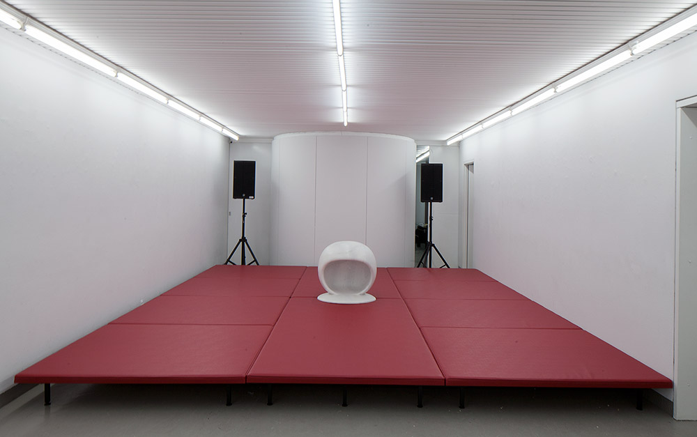 Eric Andersen: HEAD REST. Installation view.