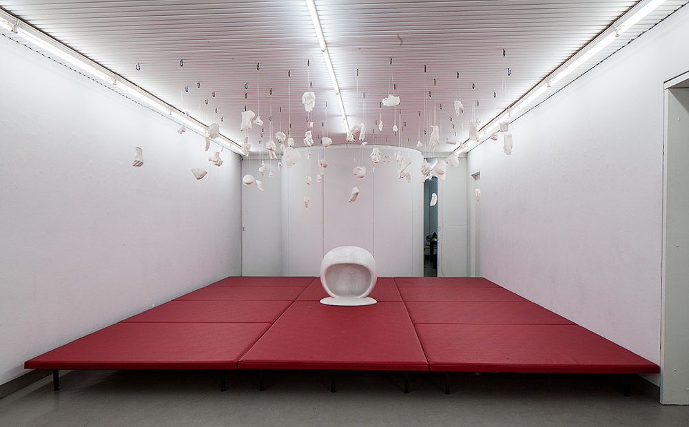 Eric Andersen: HEAD REST. Installation view.