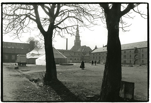 Susanne Mertz Solvognsteltet 1976 print on Baryth paper 30 x 40 cm
