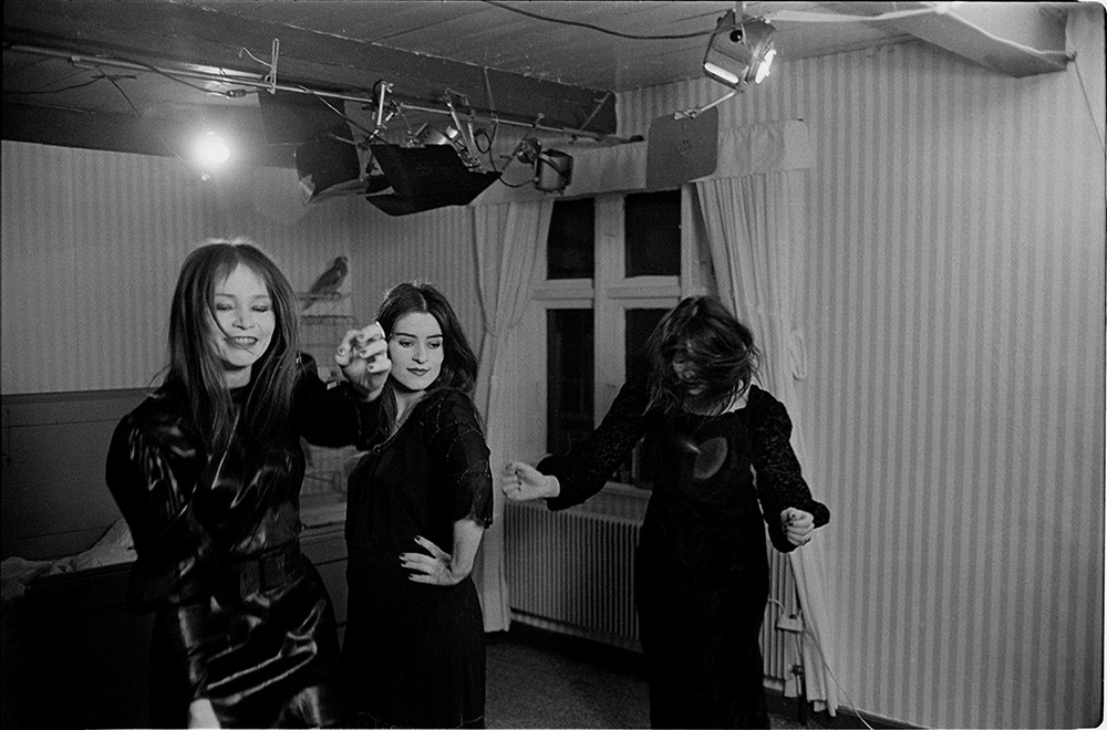 Tre Piger og en Gris Spillefilm Fotograf Teit Jørgensen Instruktion Per Kirkeby, Lene Adler Petersen, Ursula Reuter Christiansen, Elisabeth Therkelsen Produktion Flip Film/SFC 1972