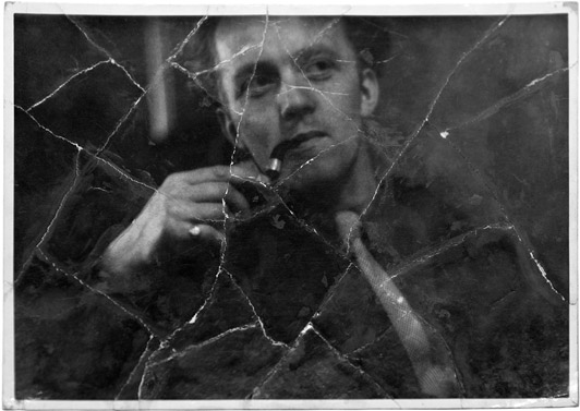 Torn photo of Ib Geertsen in Teatercafeen 1944. Text on the back by the artist: ”…torn apart by Kirsten Stenbæk during our marriage between 1944 and 1950…” Photo: Helmer Lund Hansen.