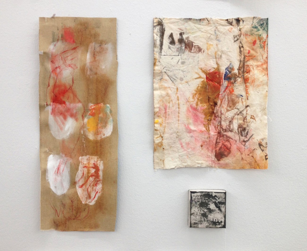 Svend Danielsen: Untitled (venstre), 2015 Olie, pastel, gesso på lærred 59 x 22 cm, Untitled (højre øverst), 2015 Olie, pastel, gesso på lærred 42 x 32 cm & Untitled (højre nederst), 2015 Oil on canvas on cardboard 10 x 10 cm