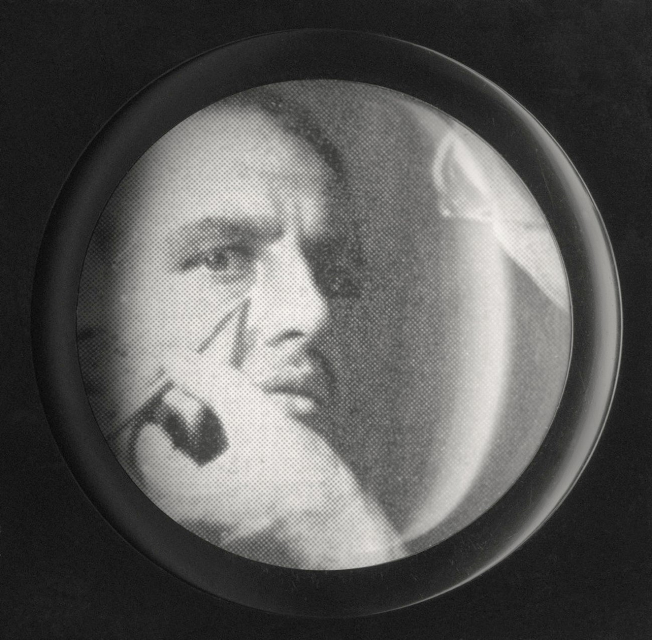 Susanne Wellm: Face Under Magnifier. Archival Pigment Print, 96 x 98 cm. 2014