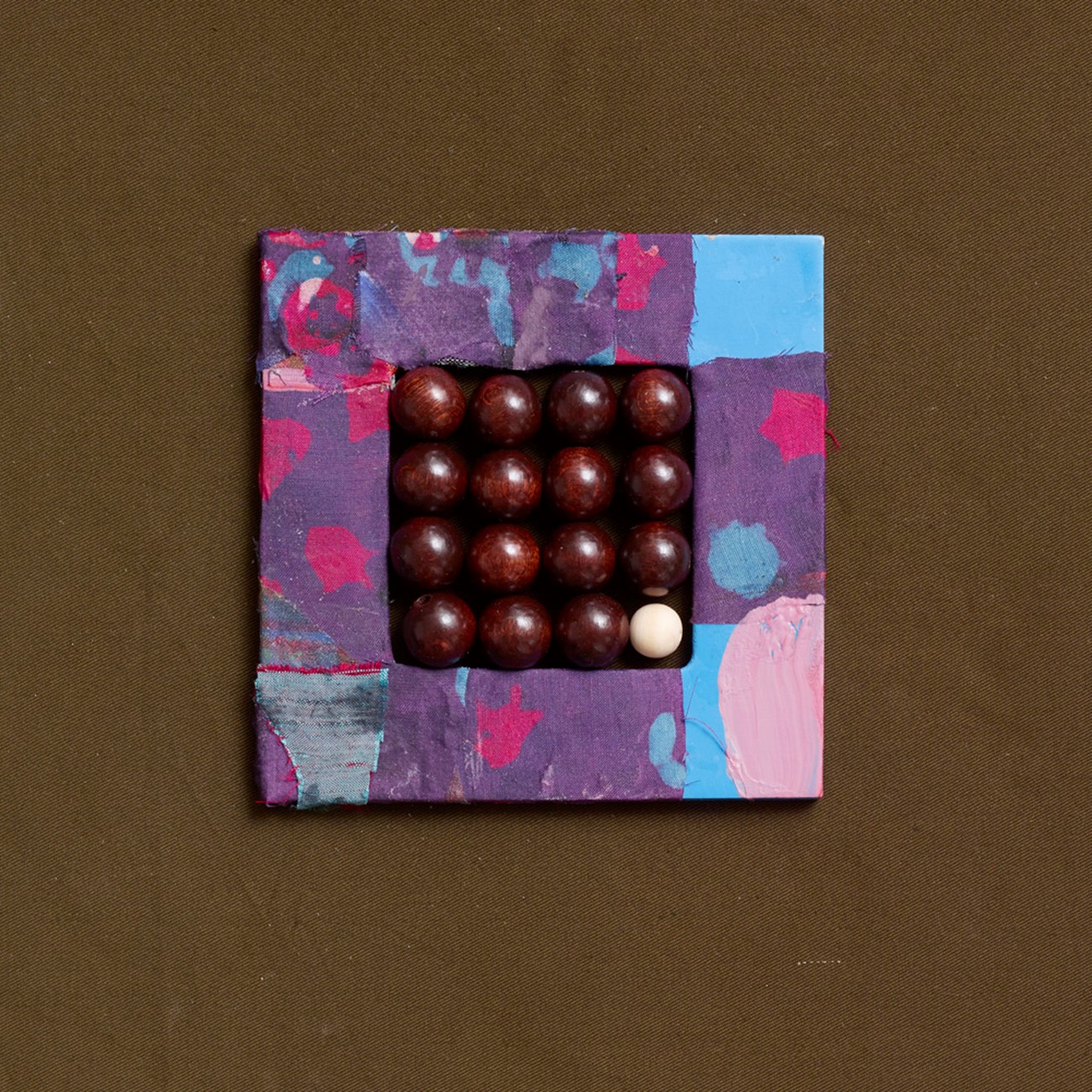 Anna Fro Vodder: Rytme og timing - Fluid Field, 2015 olie, acryl, perler på tekstil 26 x 26 cm