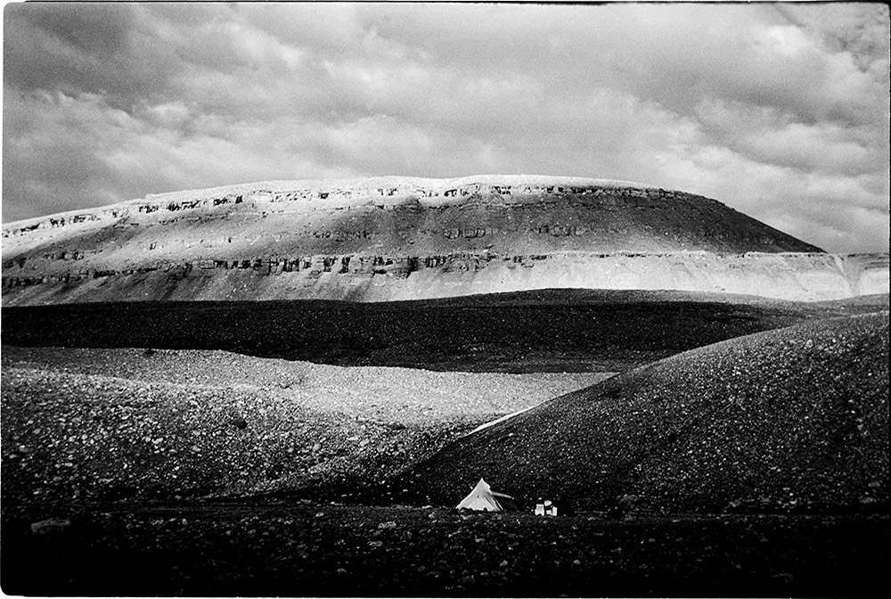 Geologi - er det egentlig videnskab? – en simpel film Kortfilm Fotograf Teit Jørgensen. Instruktion Per Kirkeby Optaget i Danmark, Norge, Pearyland Produktion SFC 1980