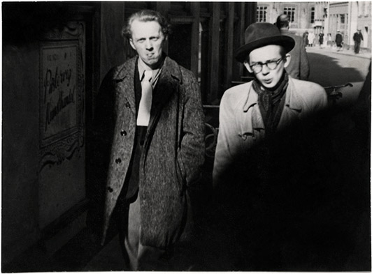 top Ib Geertsen and Albert Mertz in front of Pustervig Art Dealer in 1944. Photo: Jørgen Roos