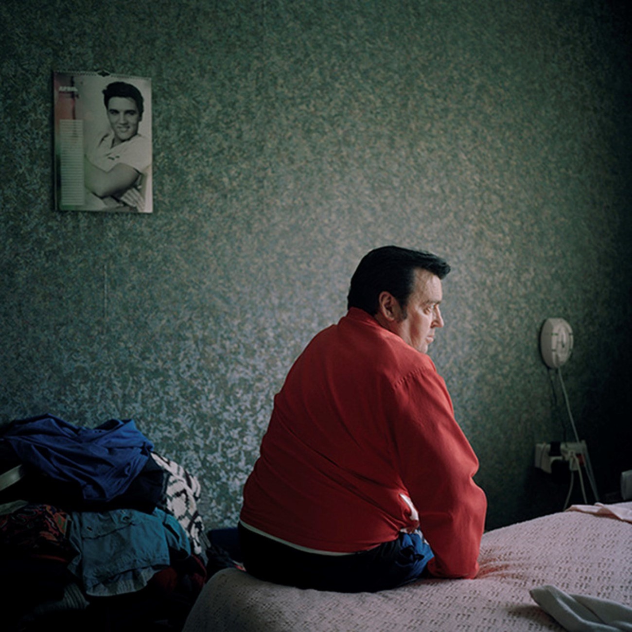 Clémentine Schneidermann: Steve in his bedroom, Newport Wales. C-print, 2014.