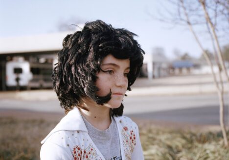 Clémentine Schneidermann: Little girl, Elvis Presley Boulevard, Memphis Tennessee. C-print, 2014.