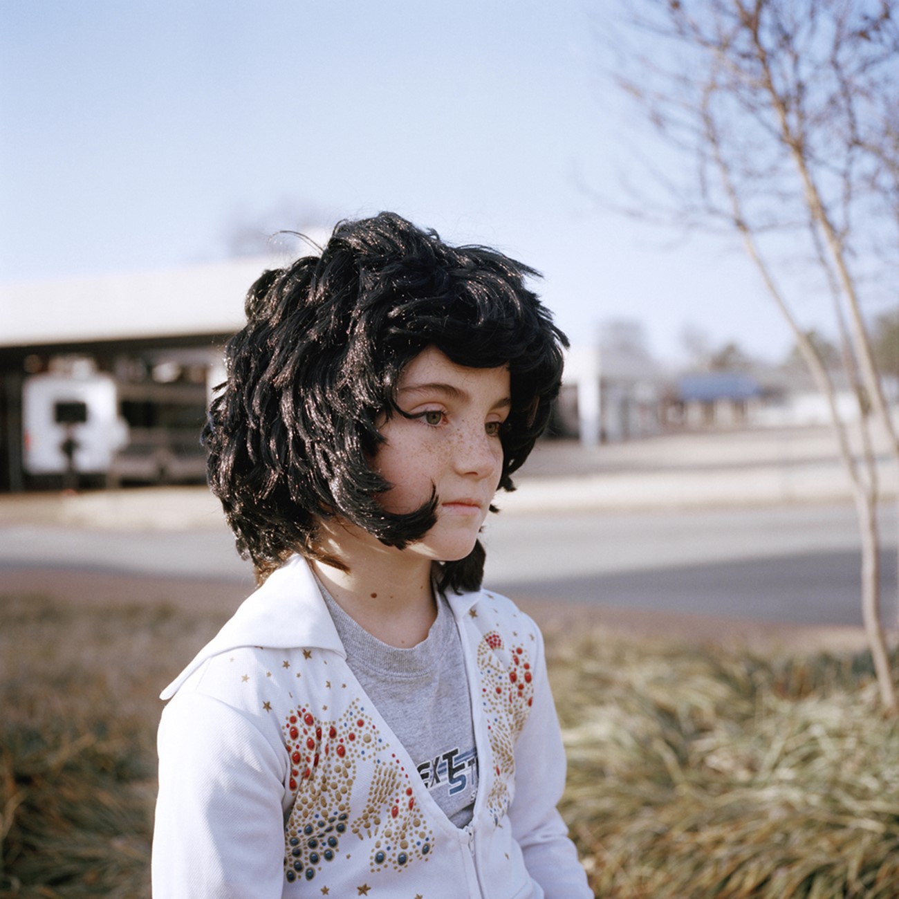 Clémentine Schneidermann: Little girl, Elvis Presley Boulevard, Memphis Tennessee. C-print, 2014.