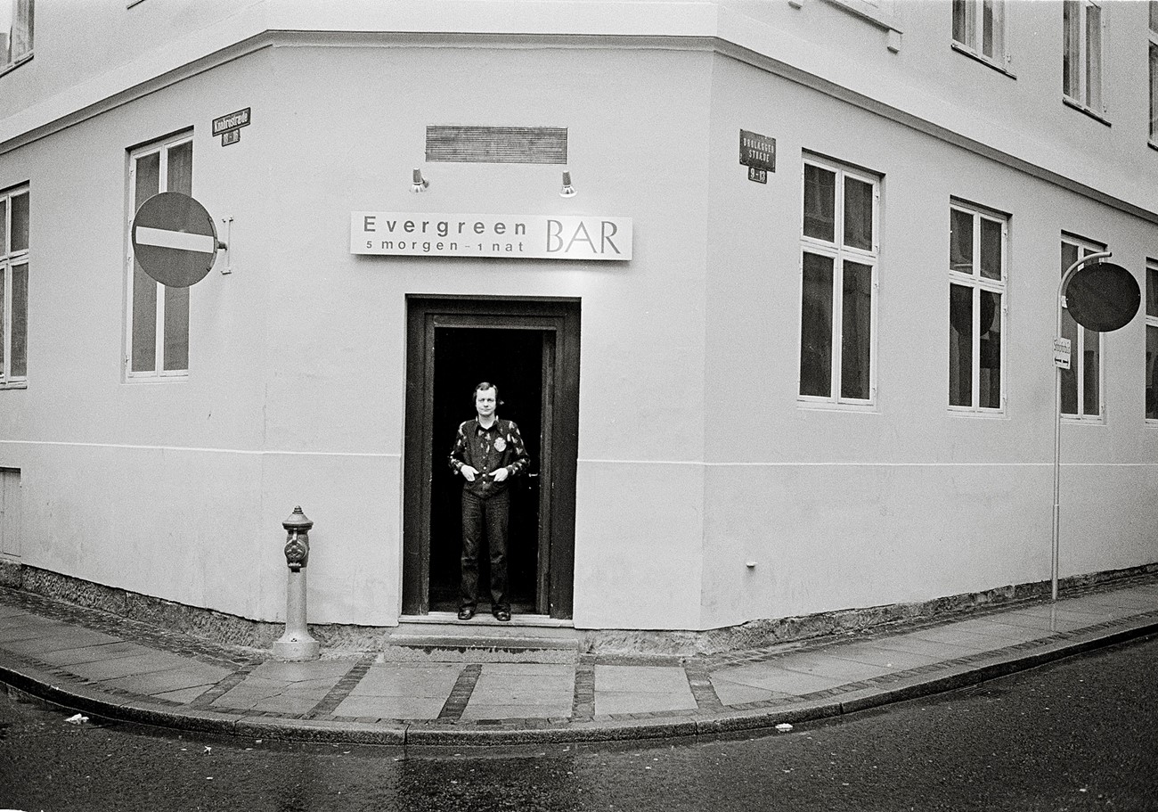 Susanne Mertz: Evergreen Bar. 1978, photographic print on Hahnemuhle paper, 30 x 40 cm, Susanne Mertz: Evergreen Bar. 1978, photographic print on Hahnemuhle paper, 28x43 cm