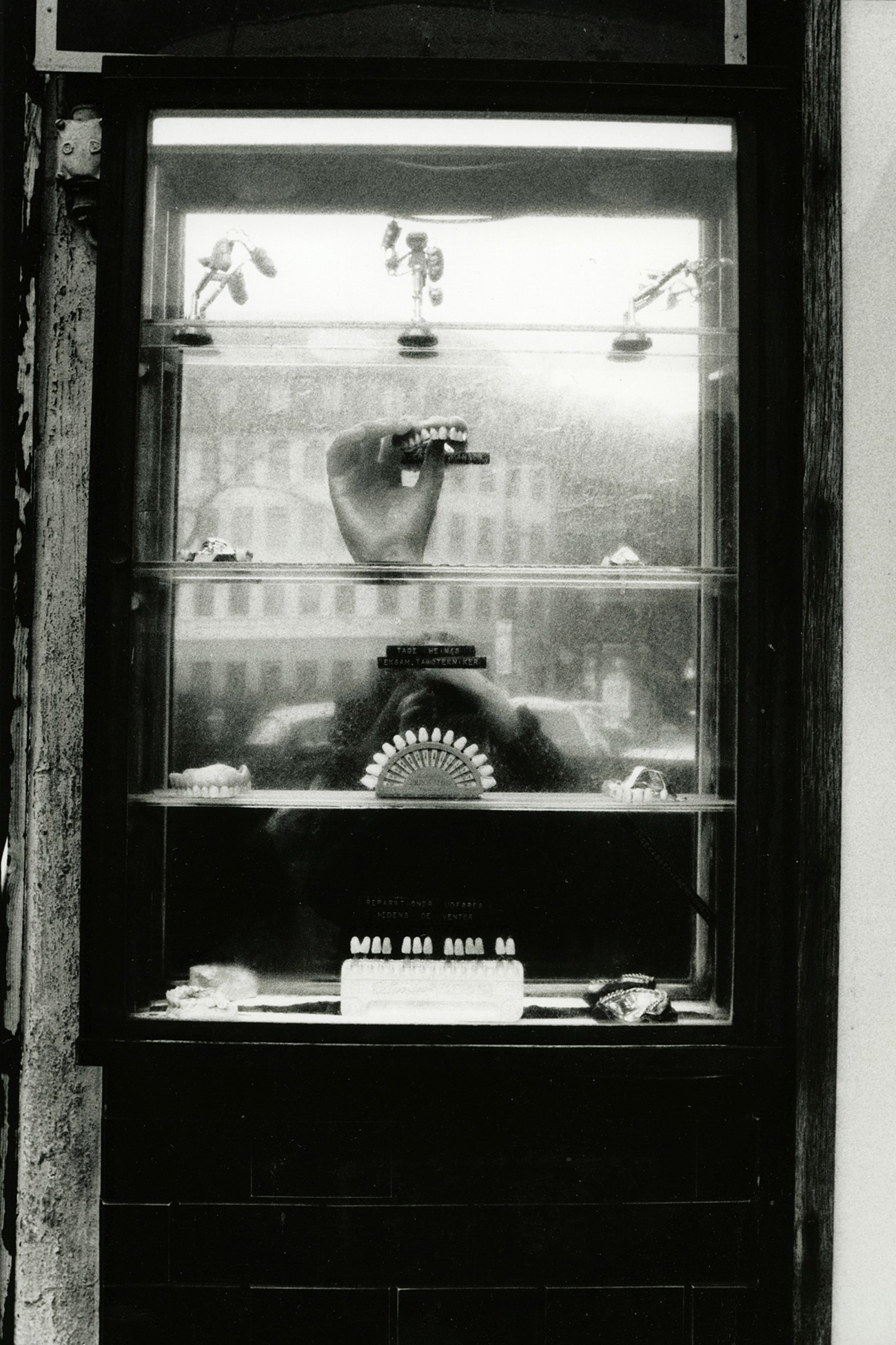 Susanne Mertz: Tandtekniker, Kultorvet. 1970, photographic print on Hahnemuhle paper, 40 x 30 cm, Susanne Mertz: Tandtekniker, Kultorvet. 1970, photographic print on Hahnemuhle paper, 43x28 cm