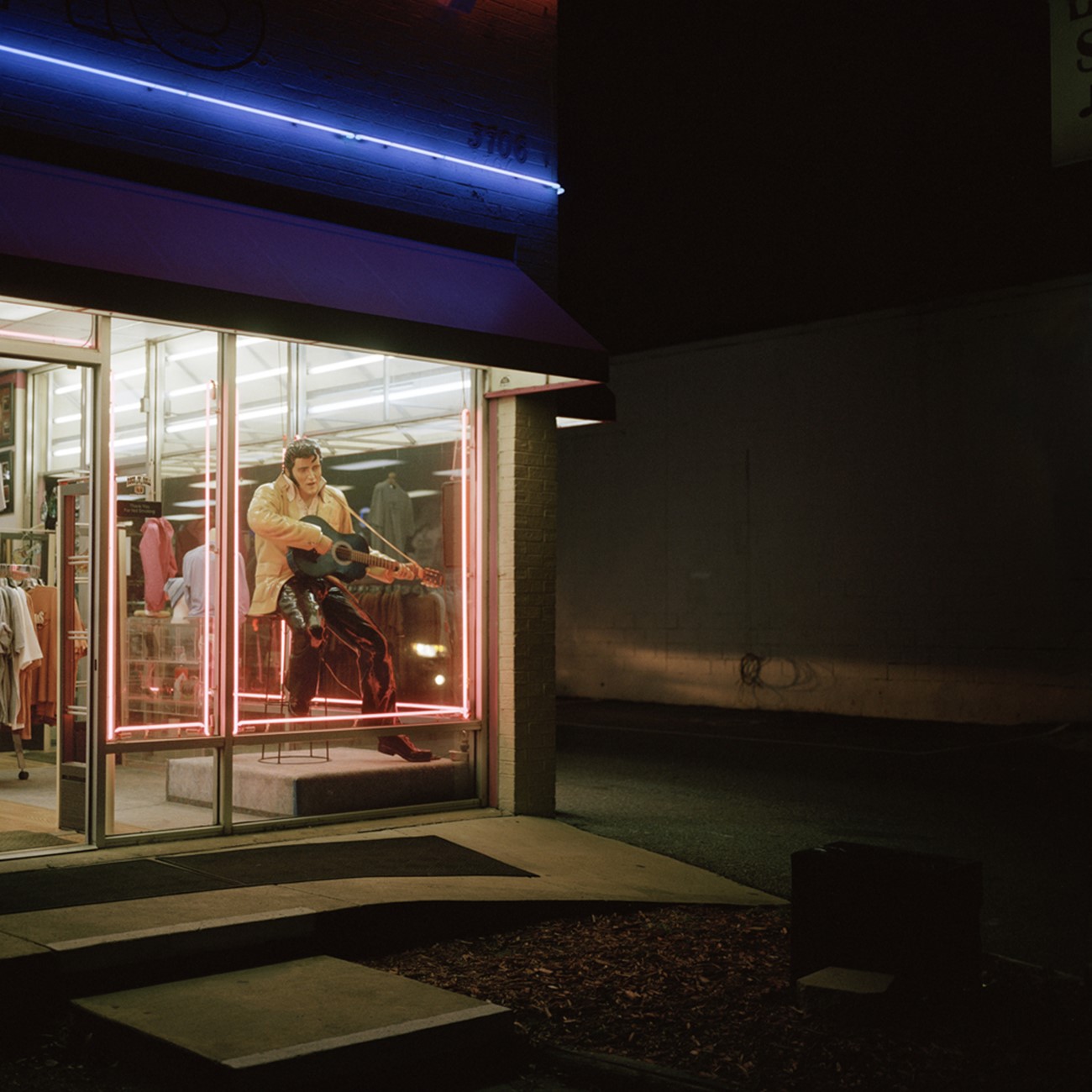Clémentine Schneidermann: Souvenir shop, Elvis Presley Boulevard, Memphis Tennessee. C-print, 2014.