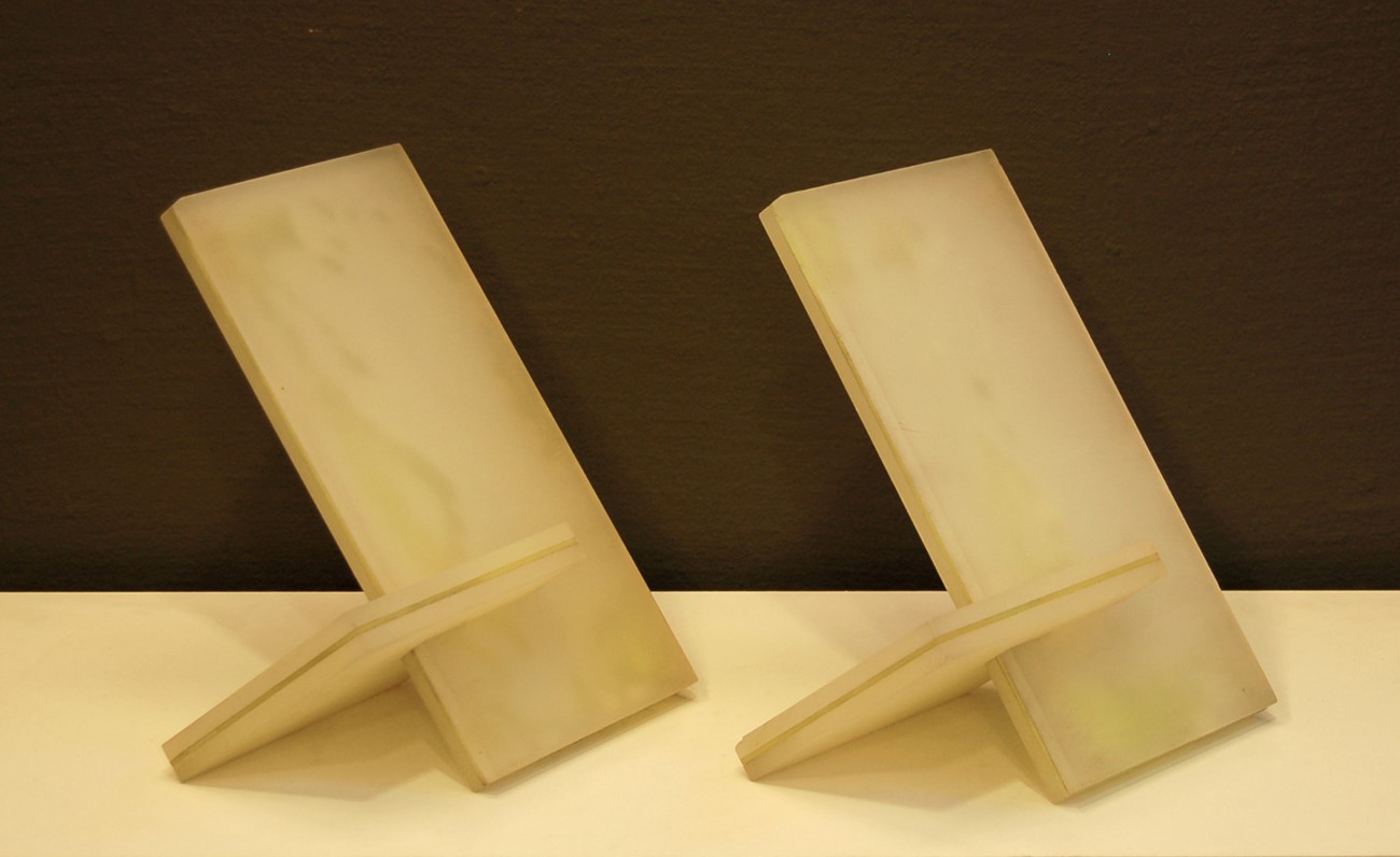 Peter Bonnén: Untitled 1965, 1965, gul akryl, 25 x 20 x 15 cm x 2