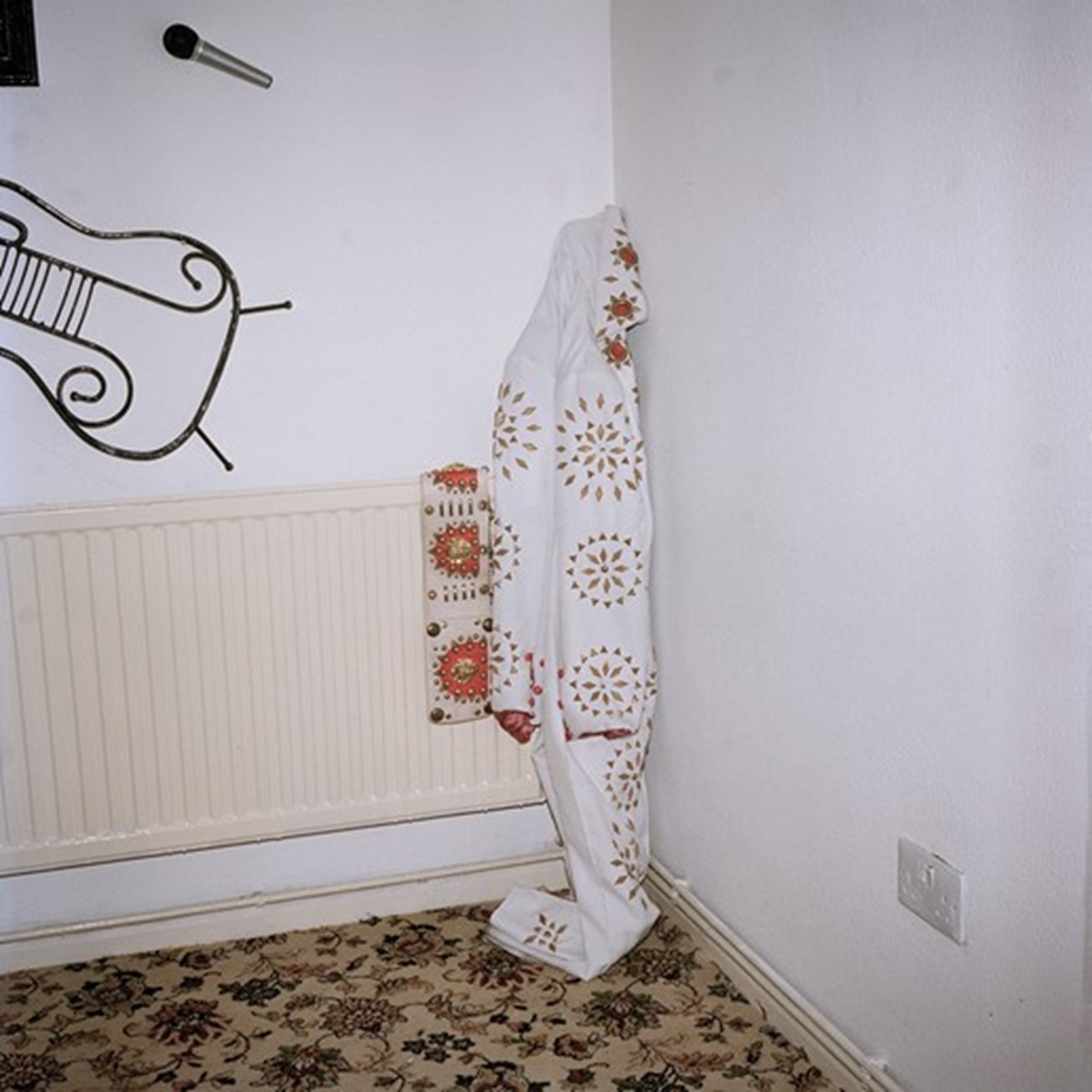 Clémentine Schneidermann: The suit, Cwmbrân Wales. C-print, 2015.