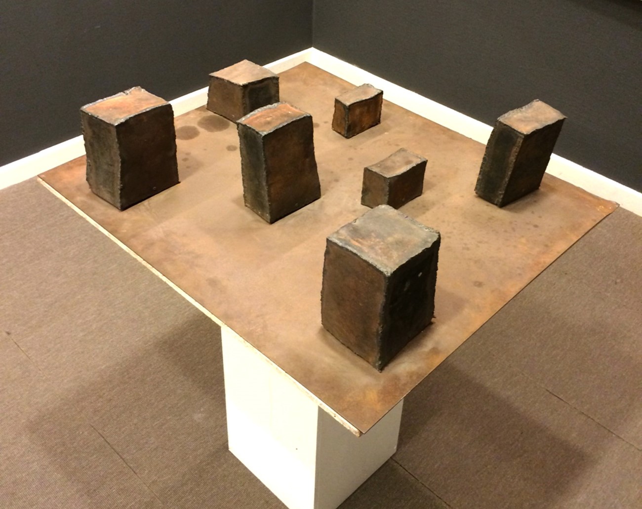 Peter Bonnén: Skulptur i syv dele, 1965, oxideret corténstål , 73 x 82 x 20 cm