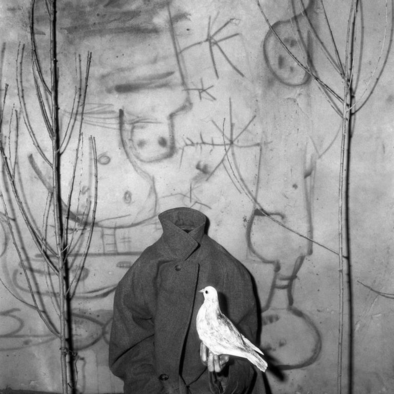 Roger Ballen: Headless, 2009, Archival pigment print, 90 x 90 cm