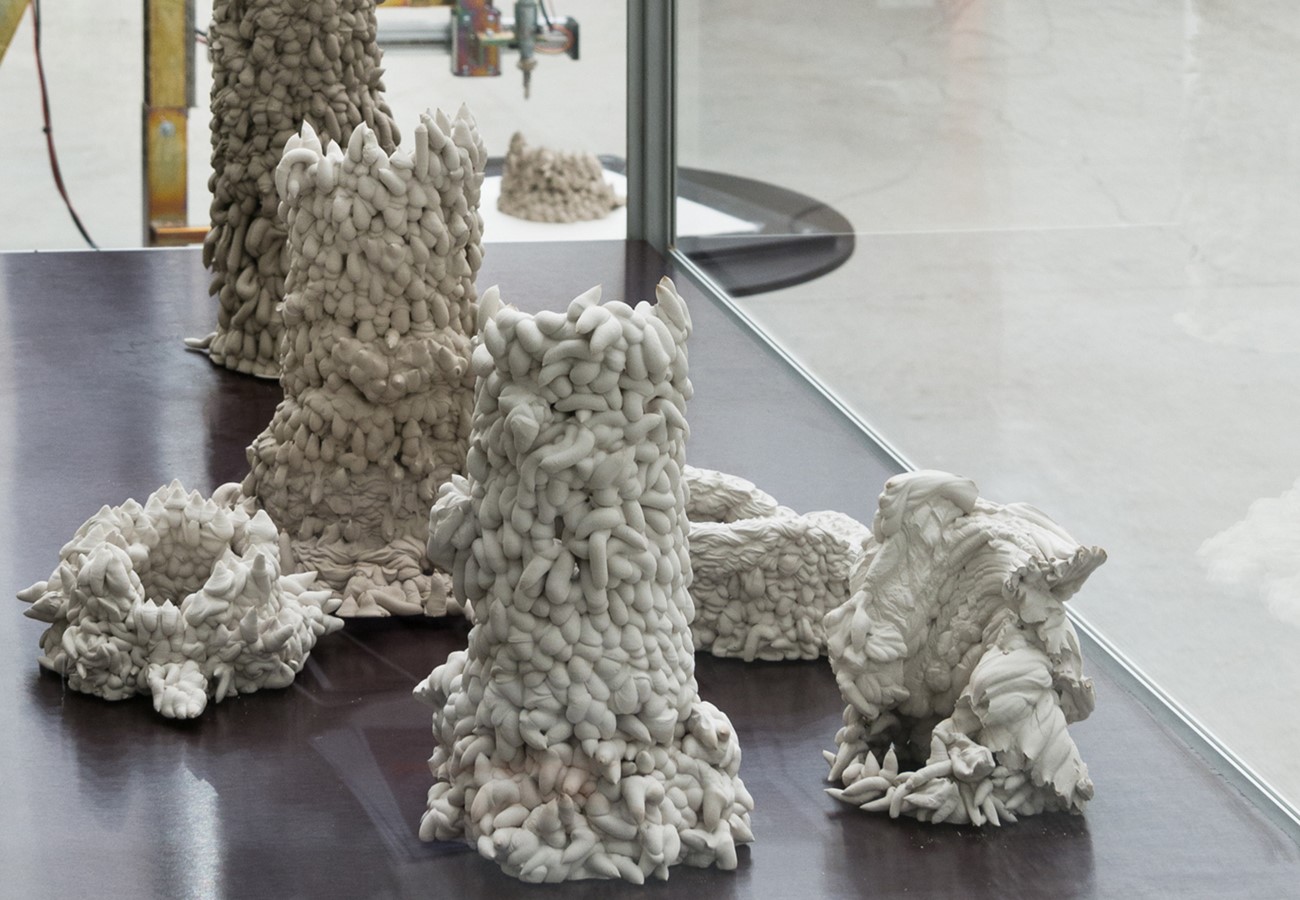 Henrik Menné: L5, 2021, iron, wood, motor, sausage press, compressed air hoses, electronics and clay, 260h x 160w x 10d cm (installation view)