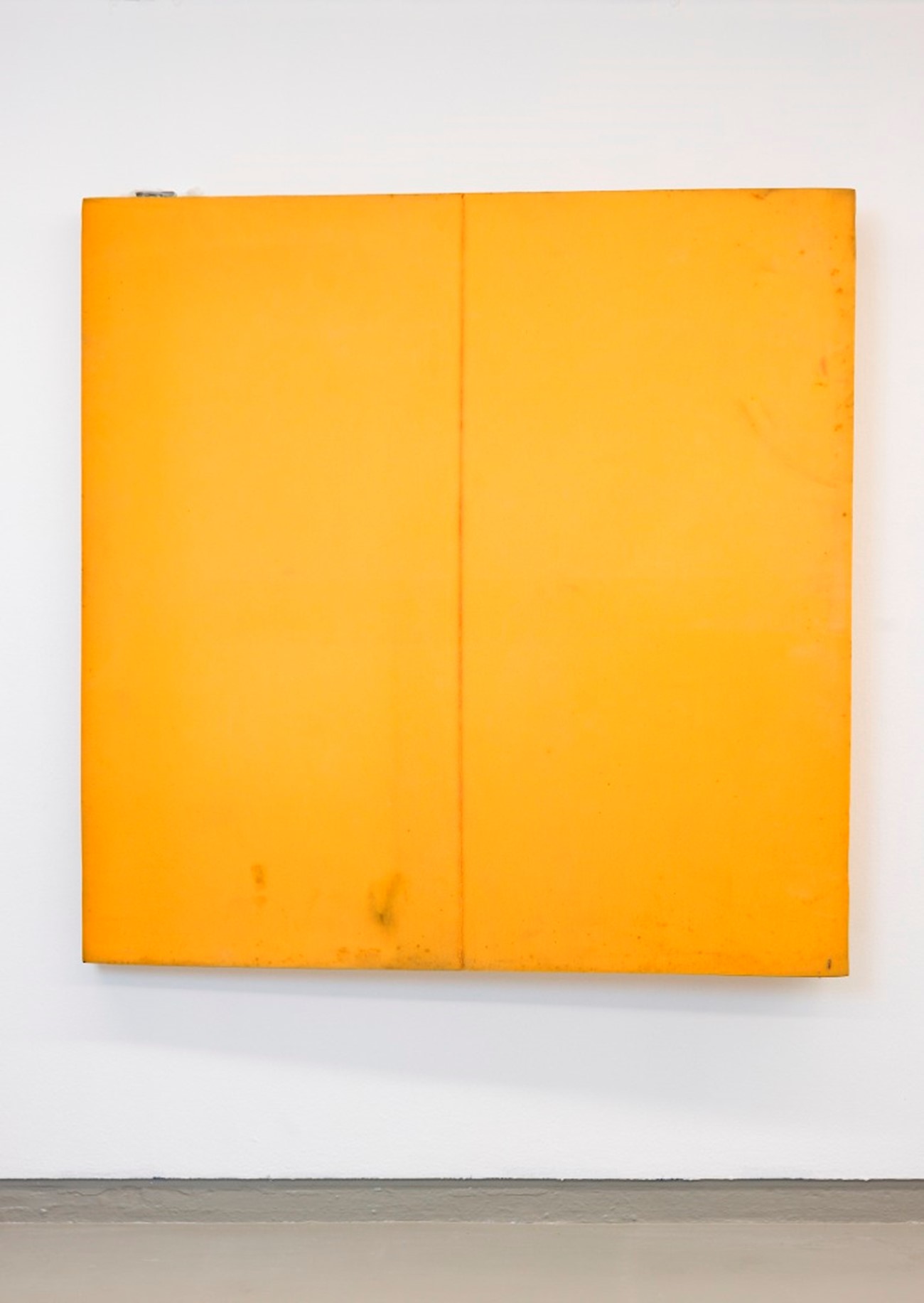 Uden titel (til Buller), 1987, Skumgummi, masonit og 40 gram grøn marok i plastpose 155 x 150 x 20 cm