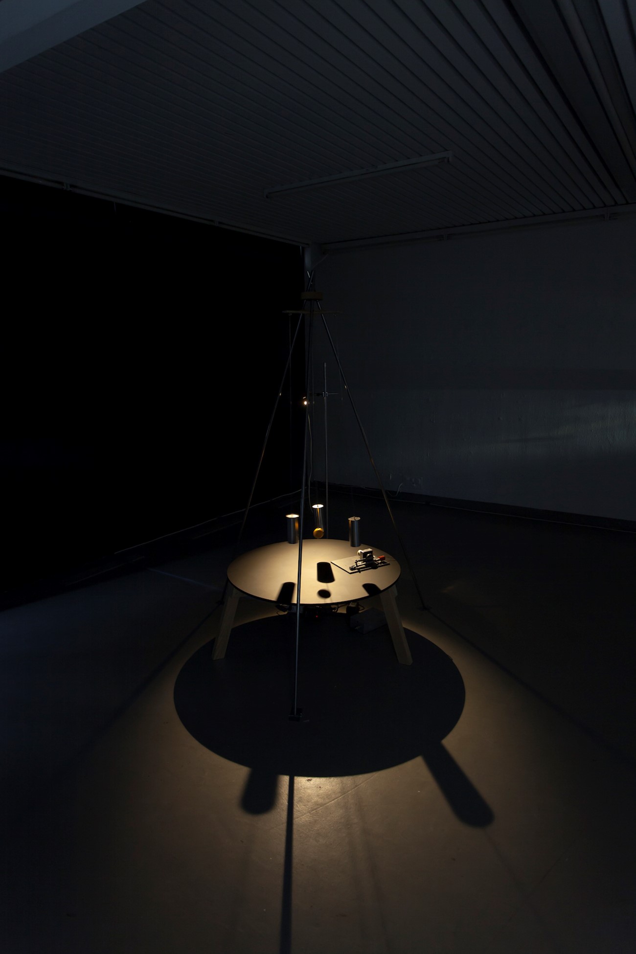 Skeel & Skriver in collaboration with Clive Ellegaard: Magnetisk Vekselvirkning, 2018, Magnets, rods, table, starter, power supply and lamp, 183 x 128 x 128 cm