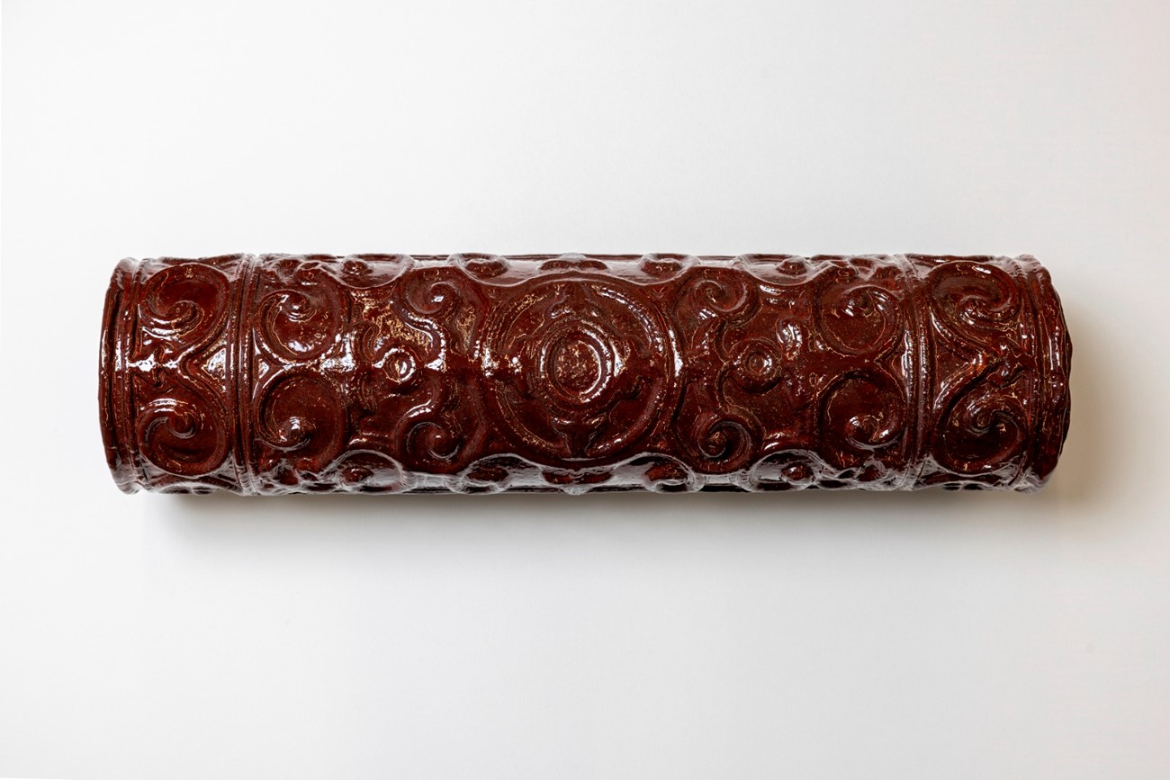 Untitled (2022) glazed stoneware 15 x 55 x 14 cm.