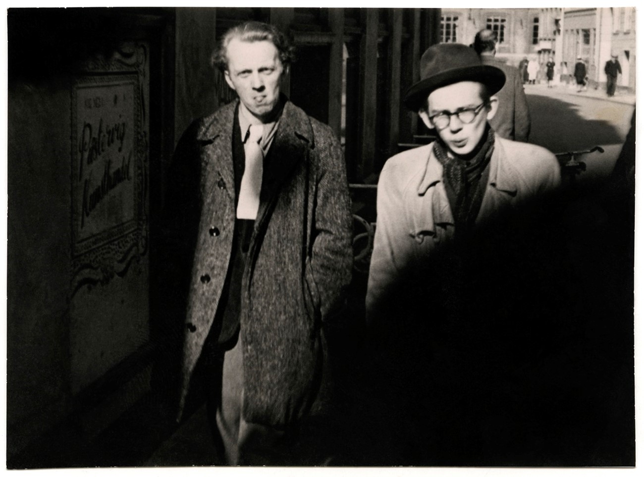 Ib Geertsen og Albert Mertz foran Pustervig Kunsthandel, 1944, Fotograf: Jørgen Roos