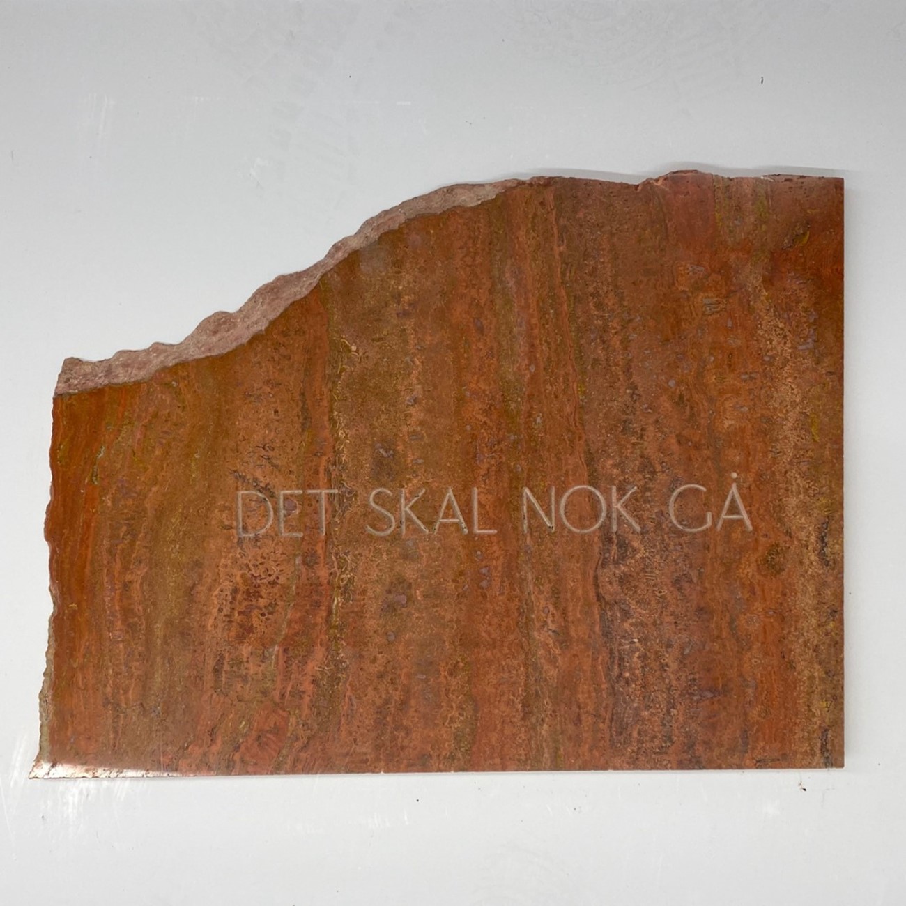 Morten Søndergaard: DET SKAL NOK GÅ, 2020, Persisk travertin, 44 x 59 cm
